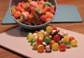 Diferentes tipos de doces que dÃ£o uma bela cor Ã  imagem.